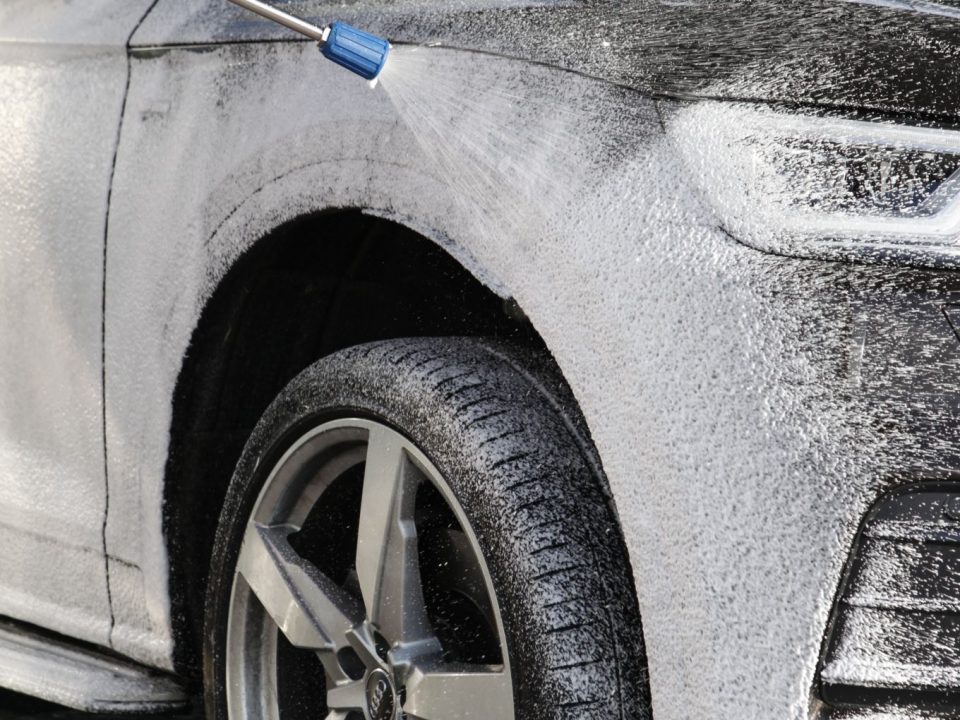Lavaggio e Asciugatura Efficaci dell'Auto